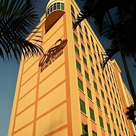 Veneto Hotel & Casino パナマ・シティー エクステリア 写真 The hotel at sunset