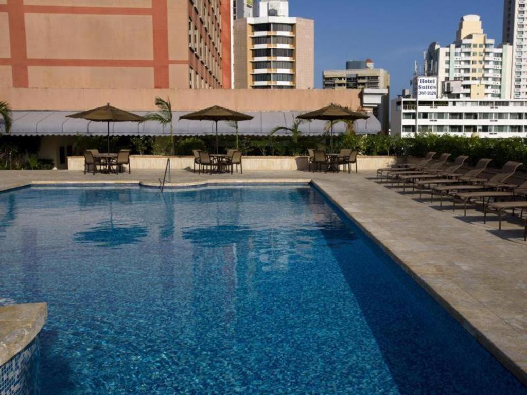 Veneto Hotel & Casino パナマ・シティー エクステリア 写真 The pool at the hotel